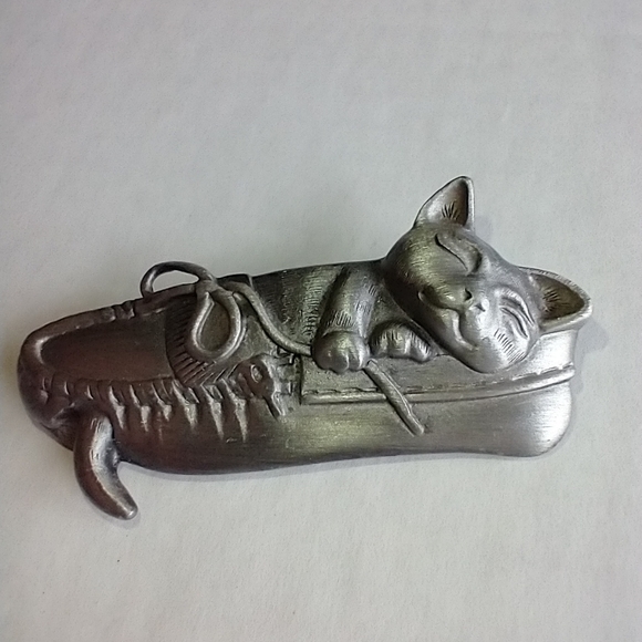 AJC sleeping cat in slipper pin pewter brooch Cat Love ❤️ - Picture 3 of 9